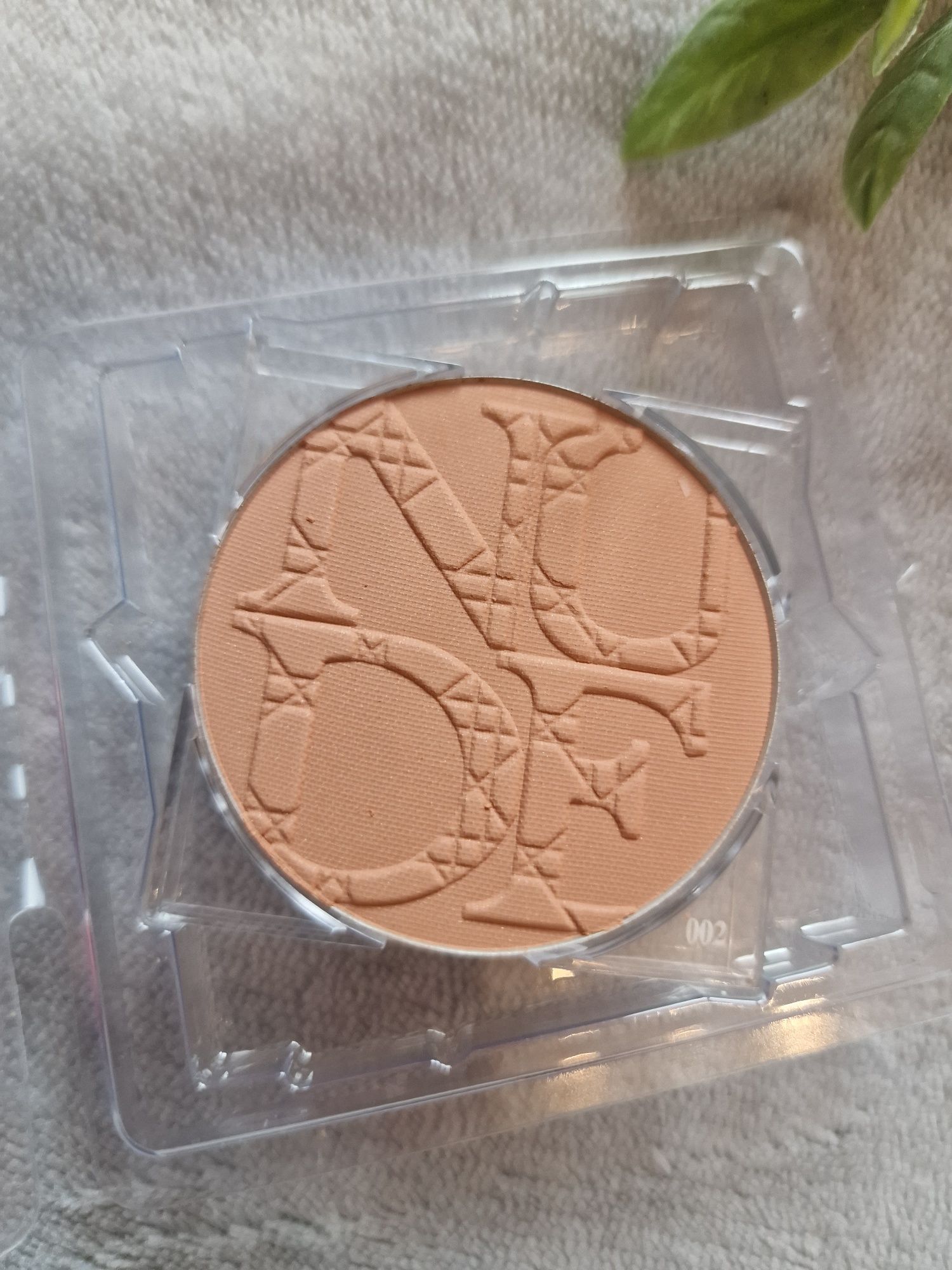 Bronzer Dior nude Kolor 002 ze złotymi drobinkami