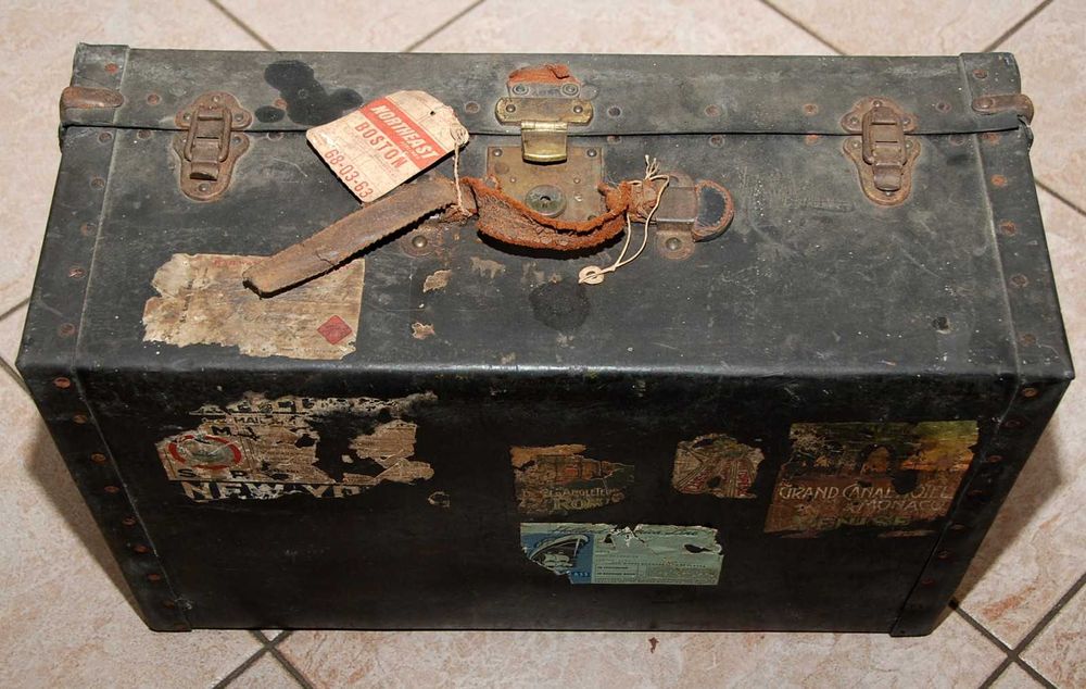 Zabytkowa stara skórzana zgrabna walizka podróżna kufer z Ameryki