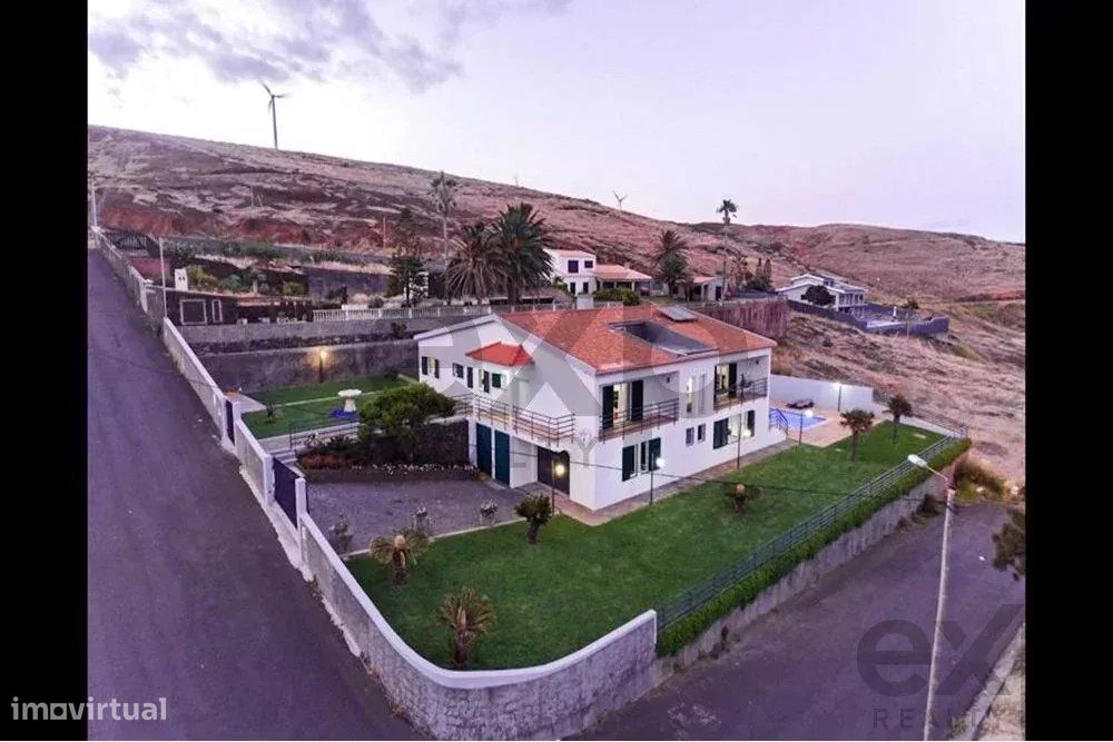 Impressionante e Ampla Vila à Beira-Mar na Deslumbrante Costa Mais a S