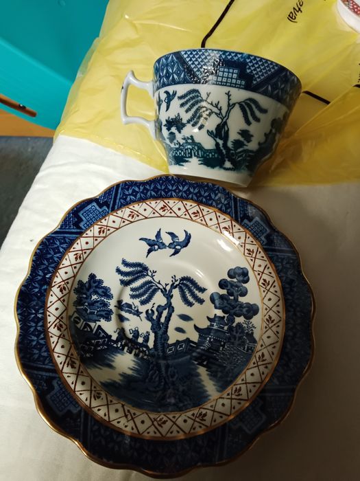 Ексклюзивні блюдця та чашки виробництва Англії.