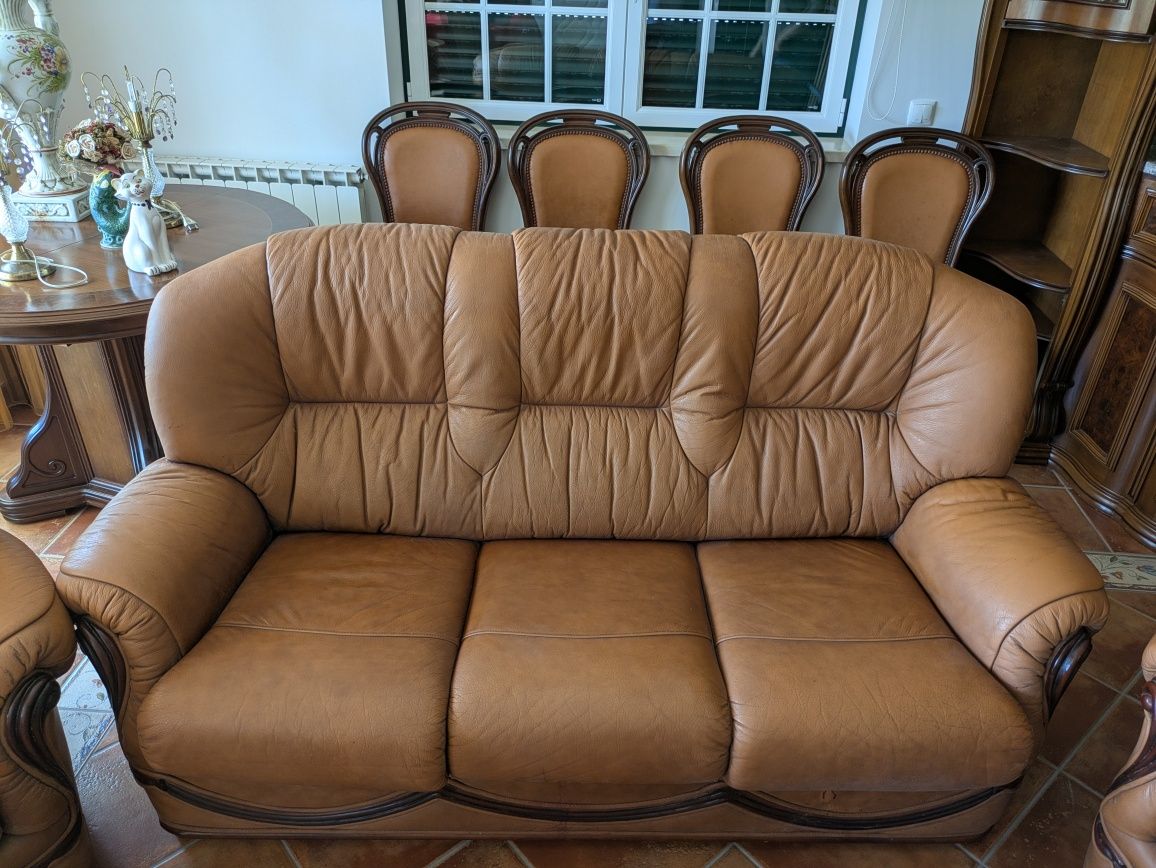 Sofá conjunto em pele de cor castanho.