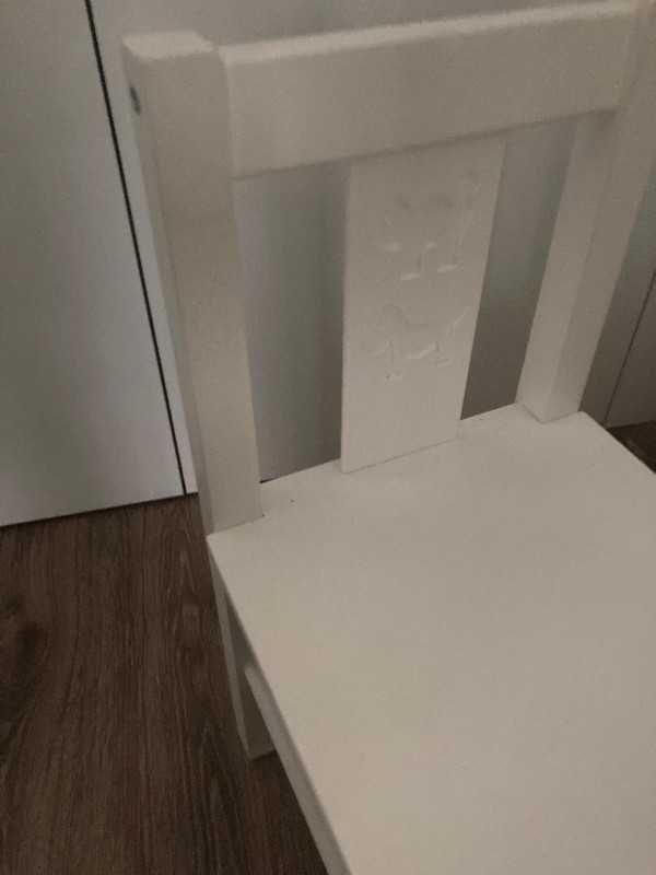 Conjunto de mesa e 2 cadeiras brancas para criança.