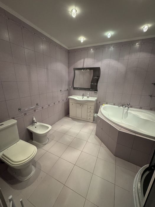 Продам сучасну квартиру Центр