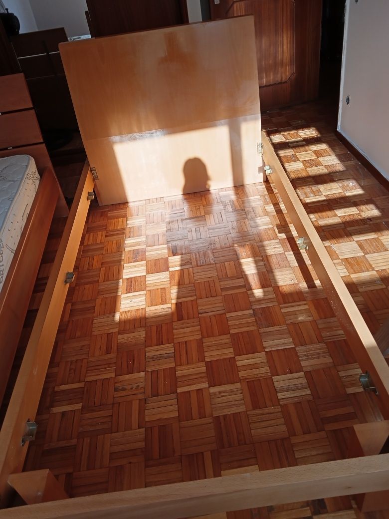 Cama de solteiro mesa de cabeceira