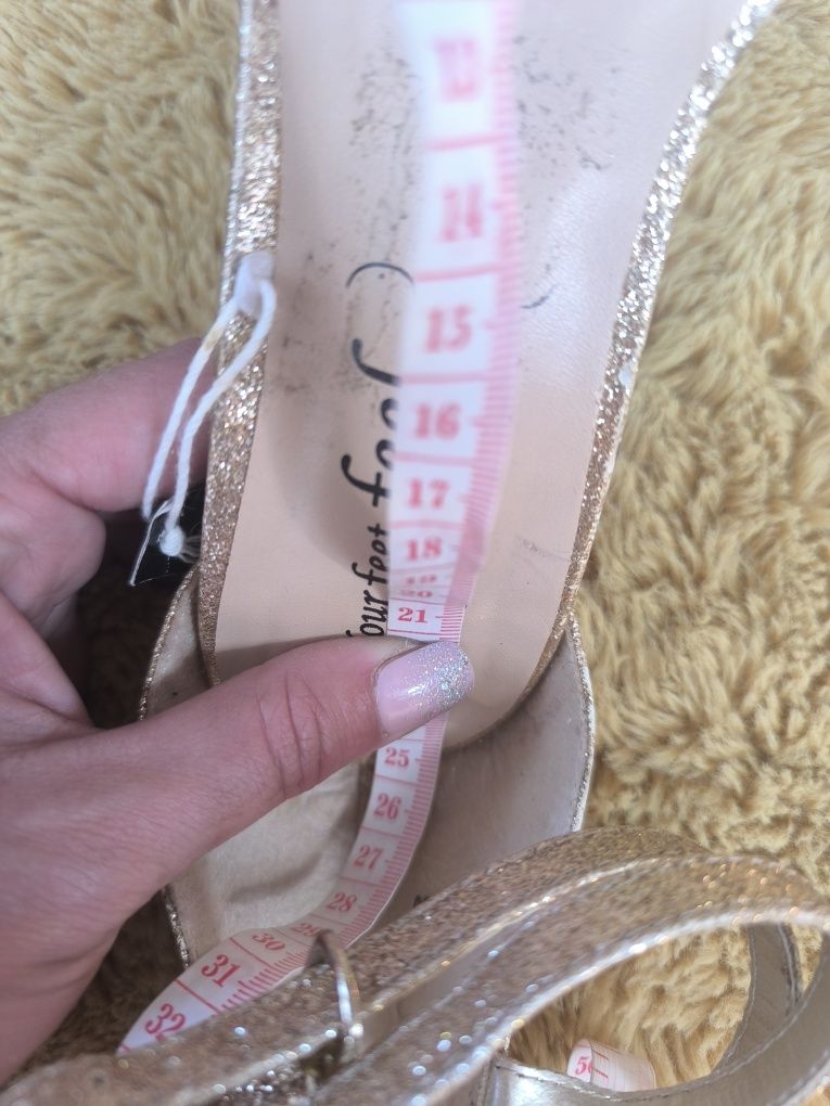 Buty na obcasie złote 39
