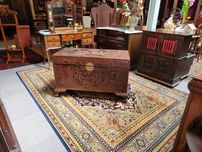Arca / Baú antigo em madeira de canfora trabalhada - Bom estado geral