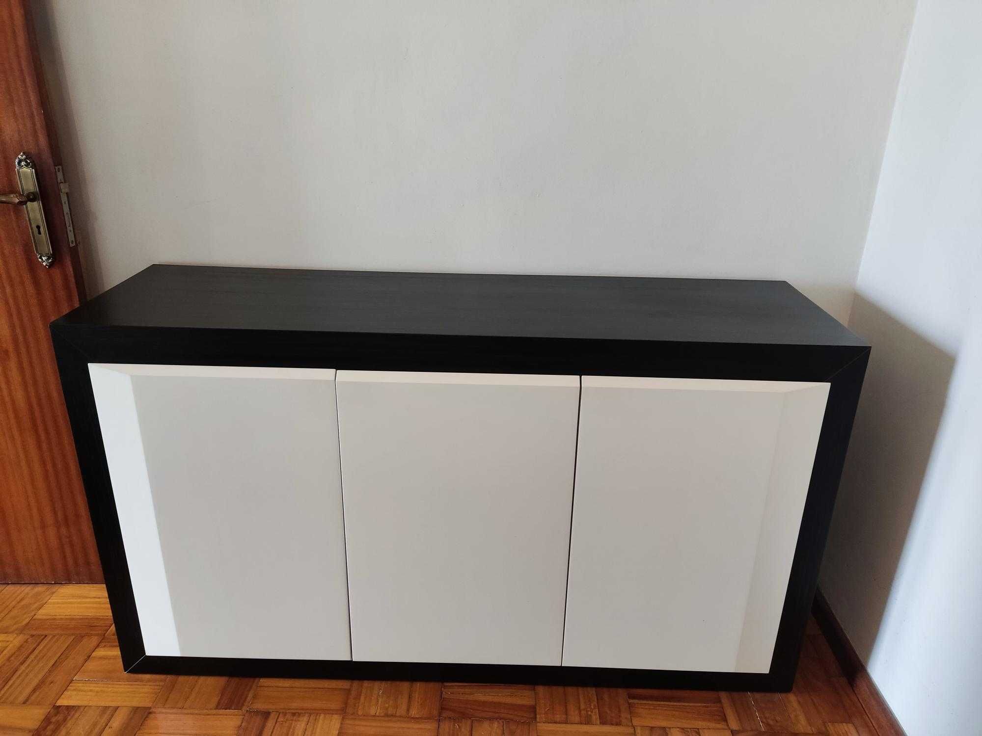 Aparador com design contemporâneo em bom estado geral