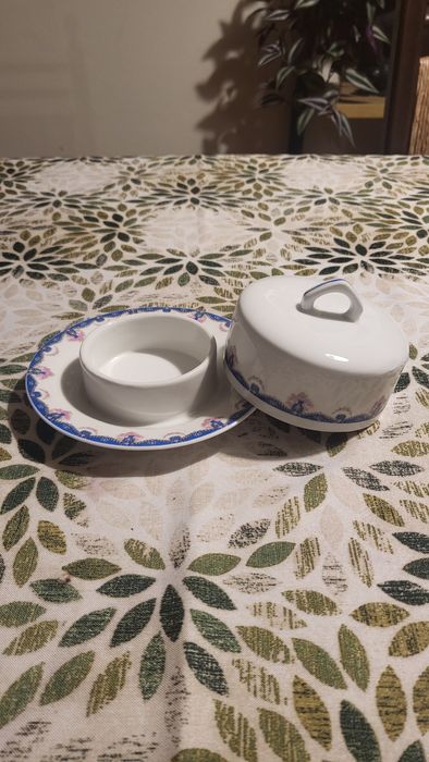 Conjunto Vista Alegre com Pires, manteigueira, travessa e terrina