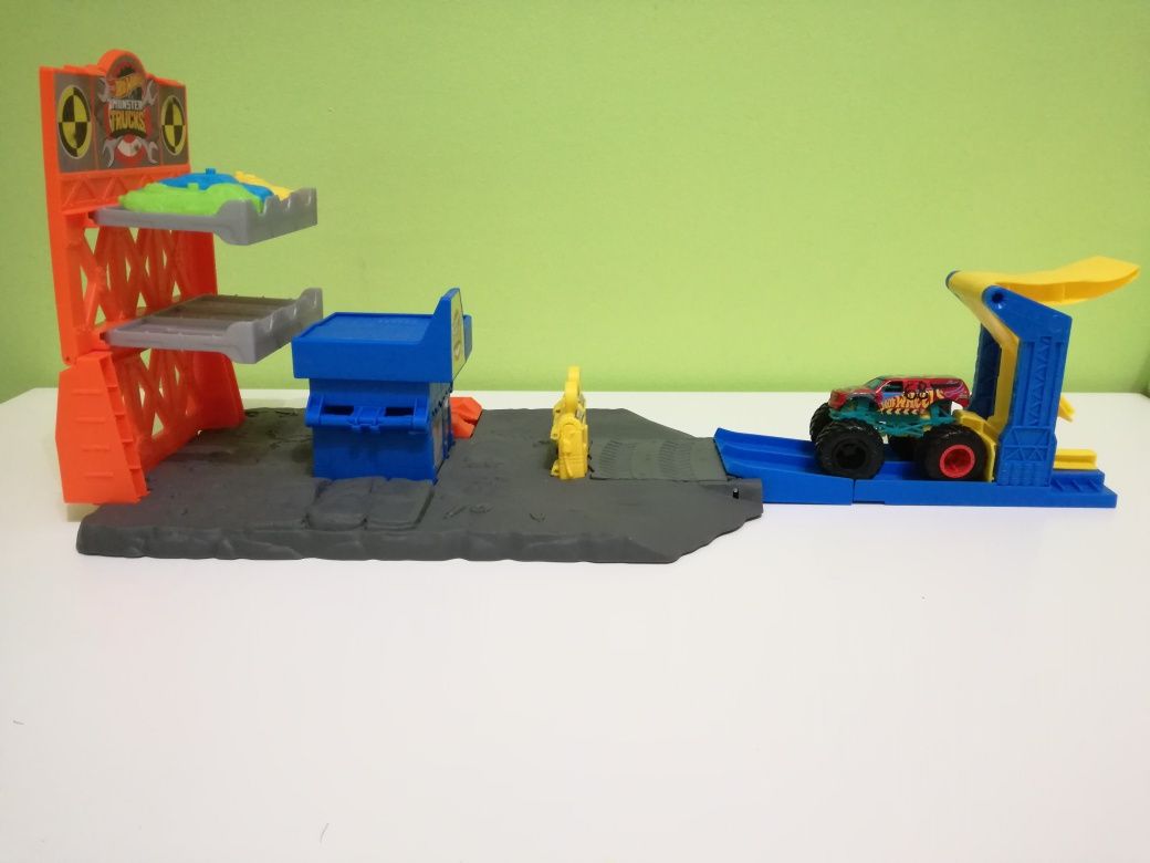Tor Hot Wheels Monster Truck Demolka na Stacji