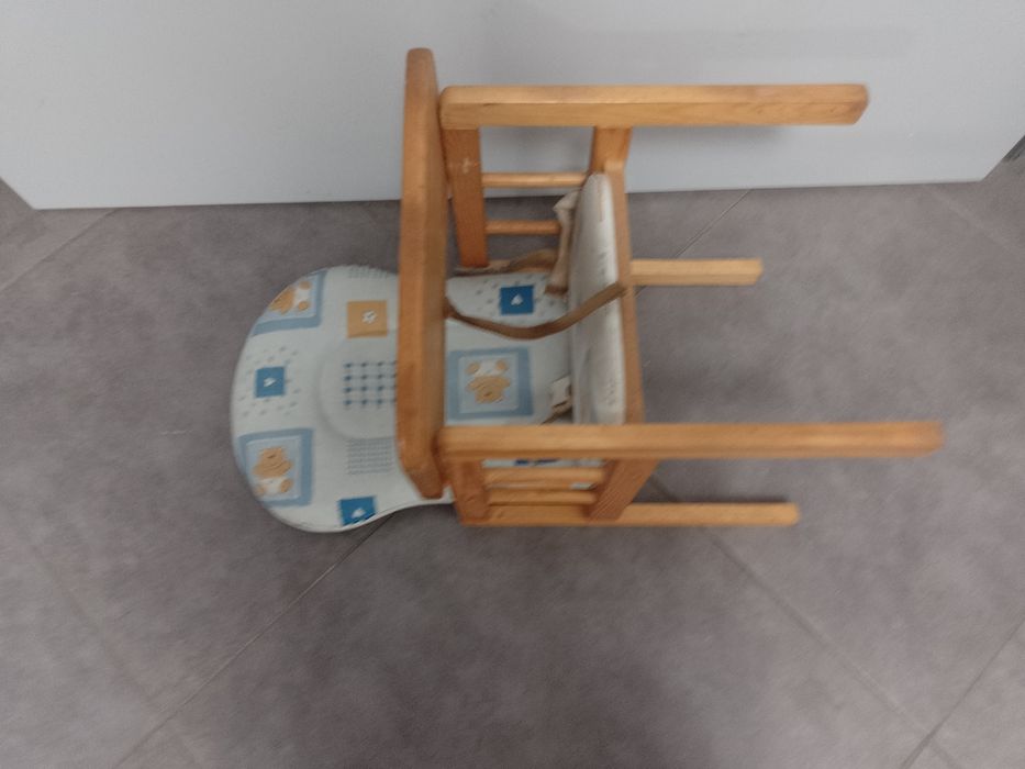 Sprzedam drewniane krzesełko dla dziecka do karmienia.