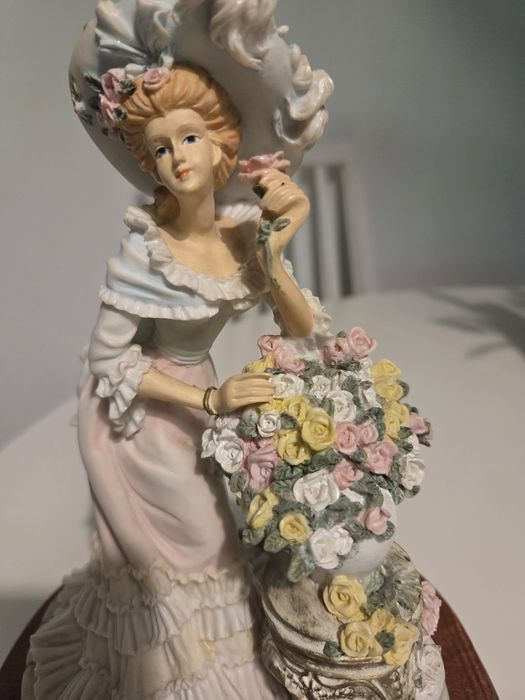 Piękna kolekcjonerska figurka damy w kapeluszu Leonardo