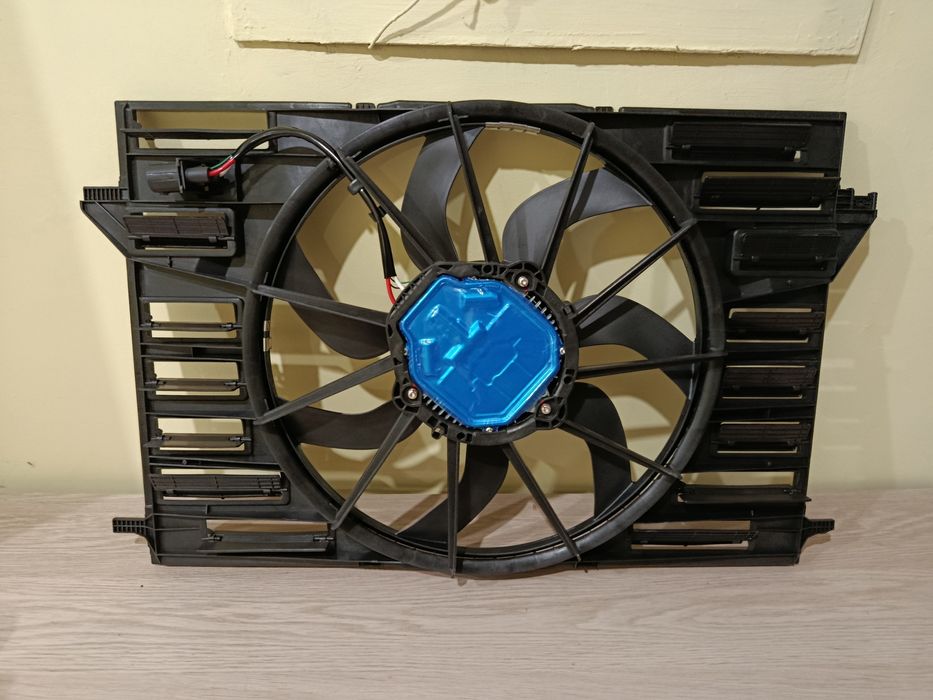 Audi A4 B9 Дифузор вентилятор в зборі