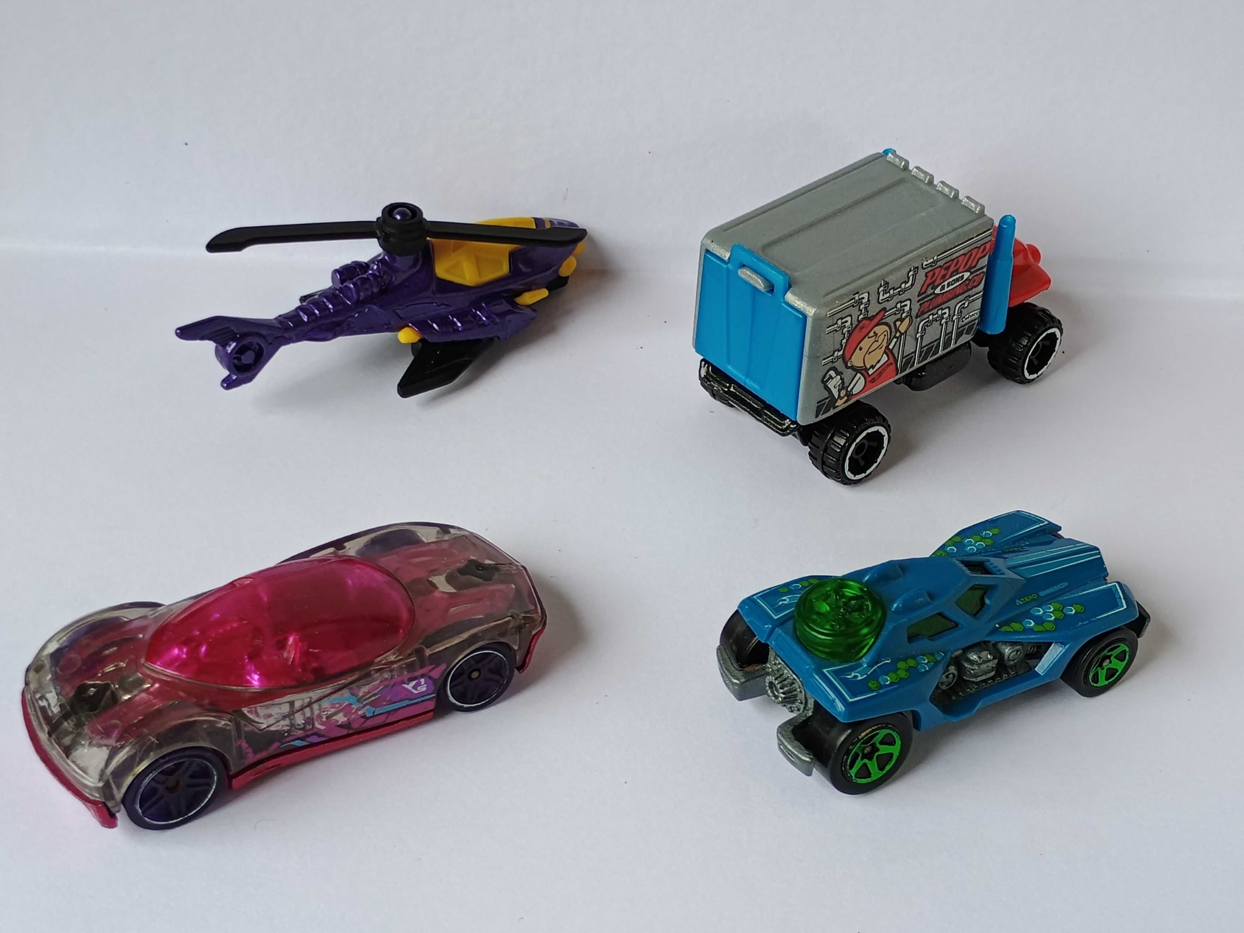 Hot Wheels, trzy metalowe resoraki plus Batcopter