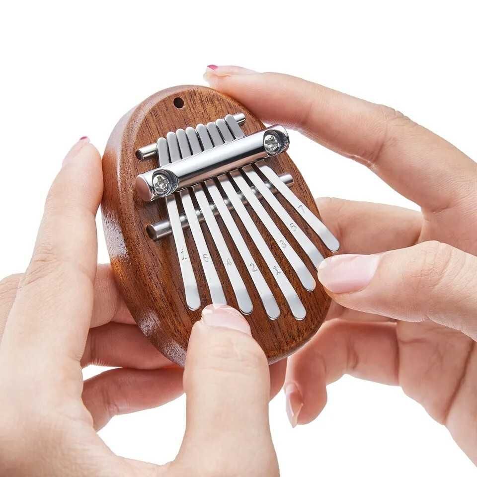 Mini Kalimba instrument afrykański w kształcie owalnym ze smyczą 8 nut