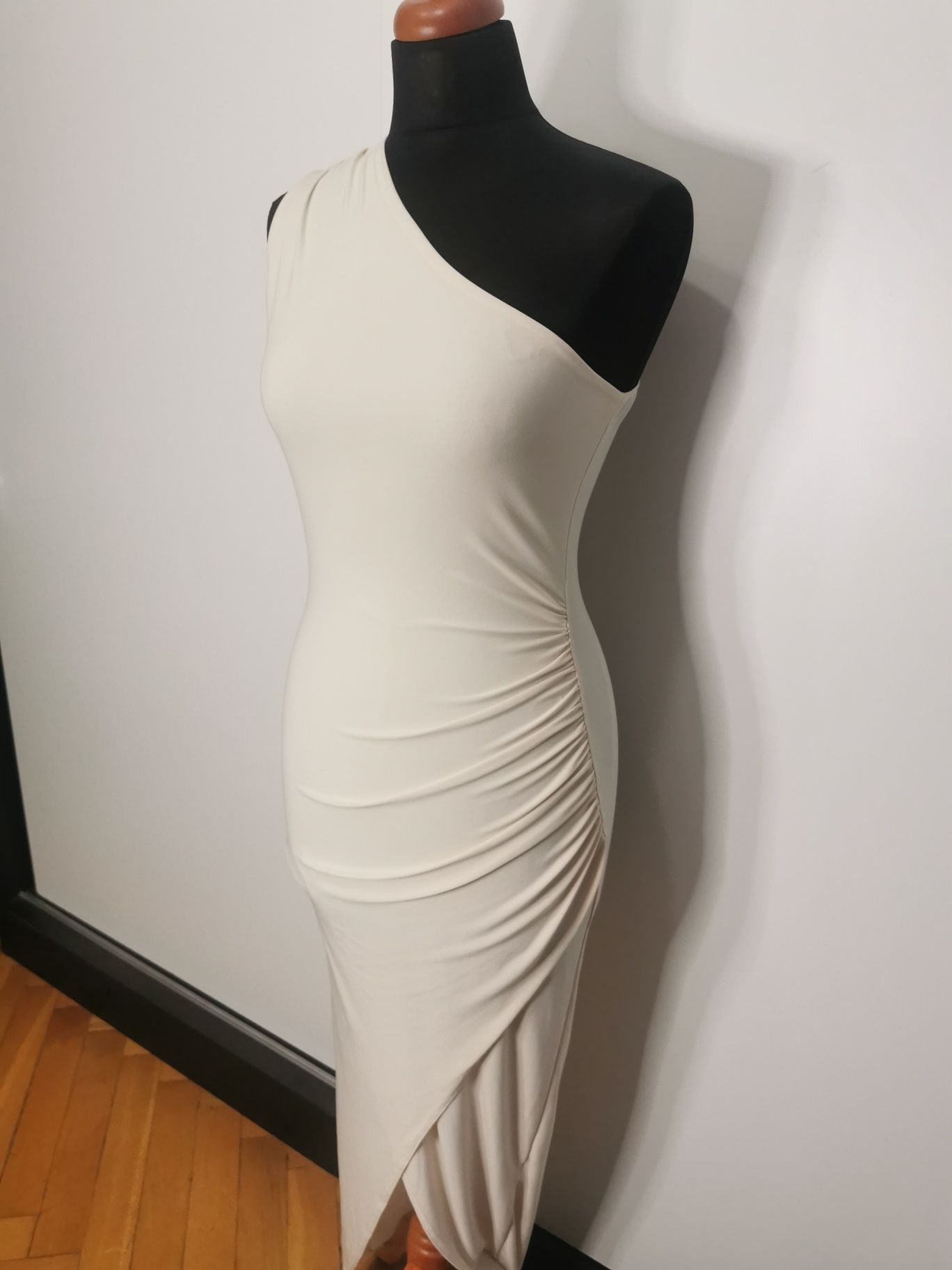 Piękna nowa elastyczna kremowa długa sukienka na jedno ramie M