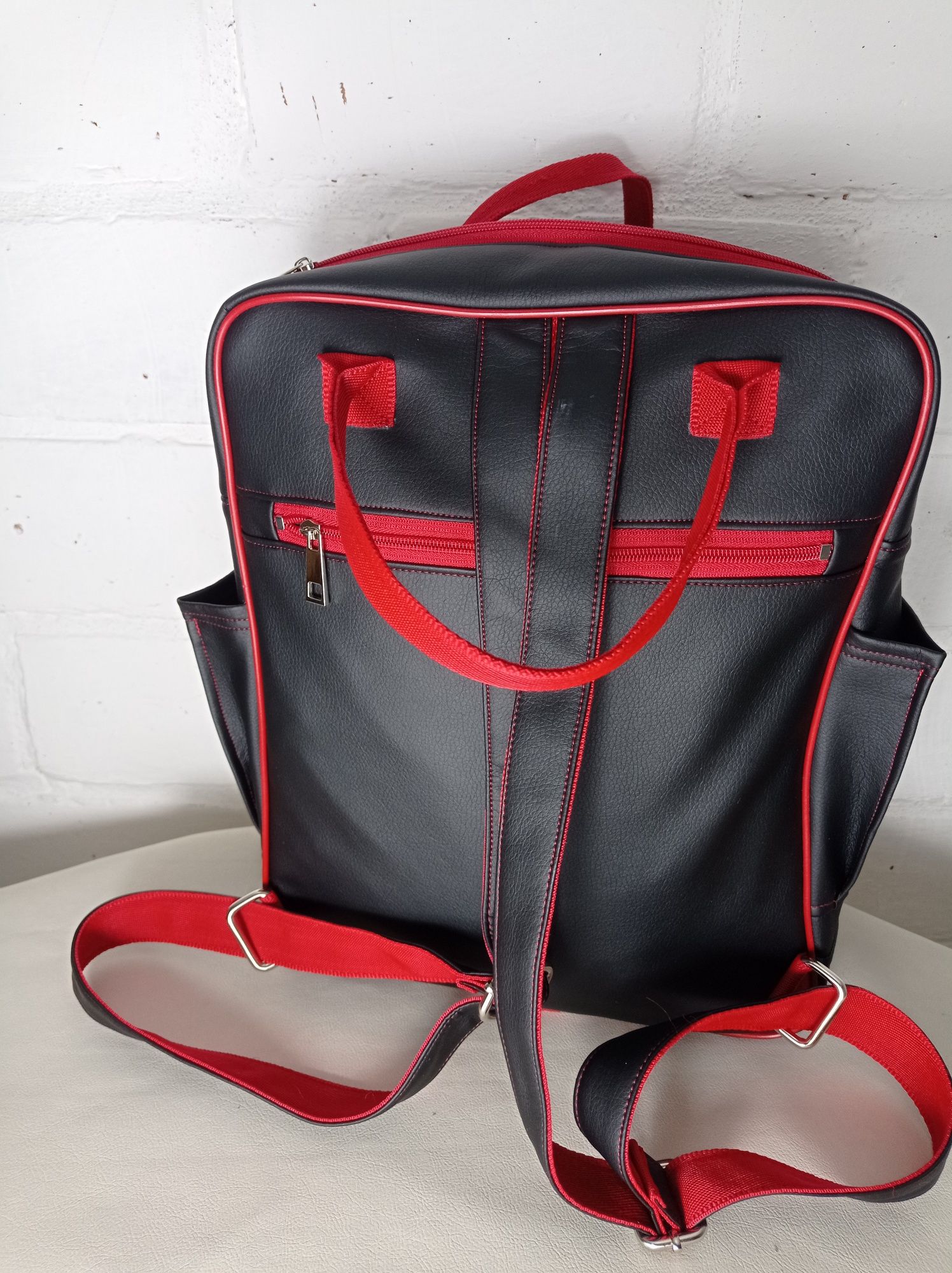 Рюкзак чорний з червоним оздобленням