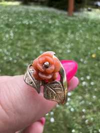 Złoty pierścionek z koralem