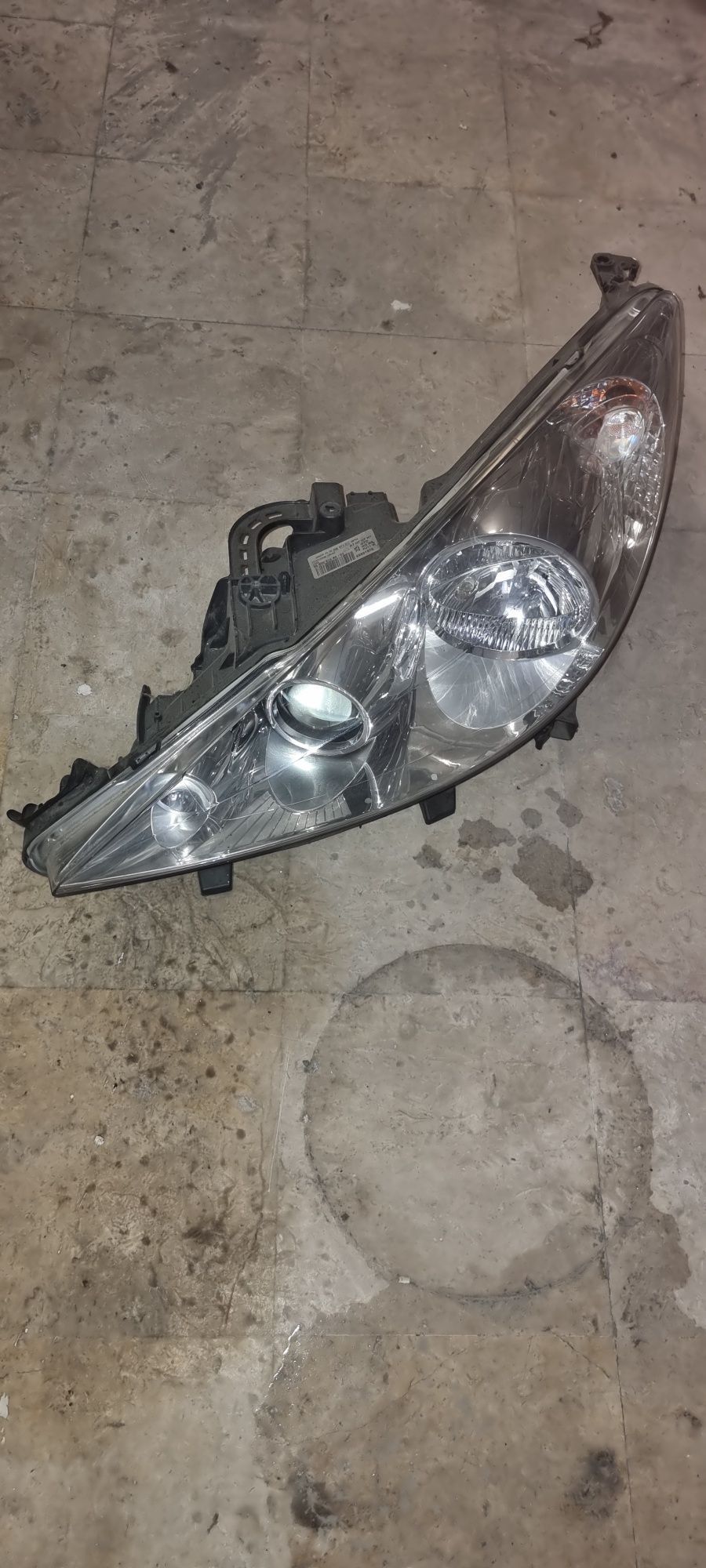 Farol esquerdo 207