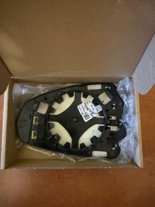 Оригінальне праве бокове скло Audi