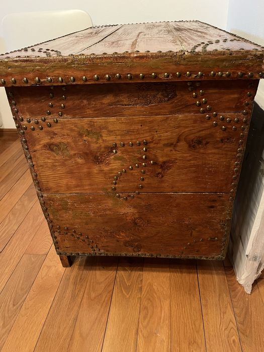 Bau em madeira e ataches de metal