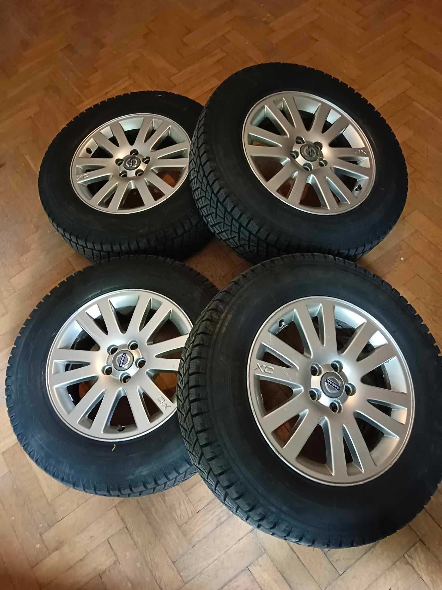 koła do Volvo XC 90 z bieżnikiem zimowym w rozmiarze 235/65/17.