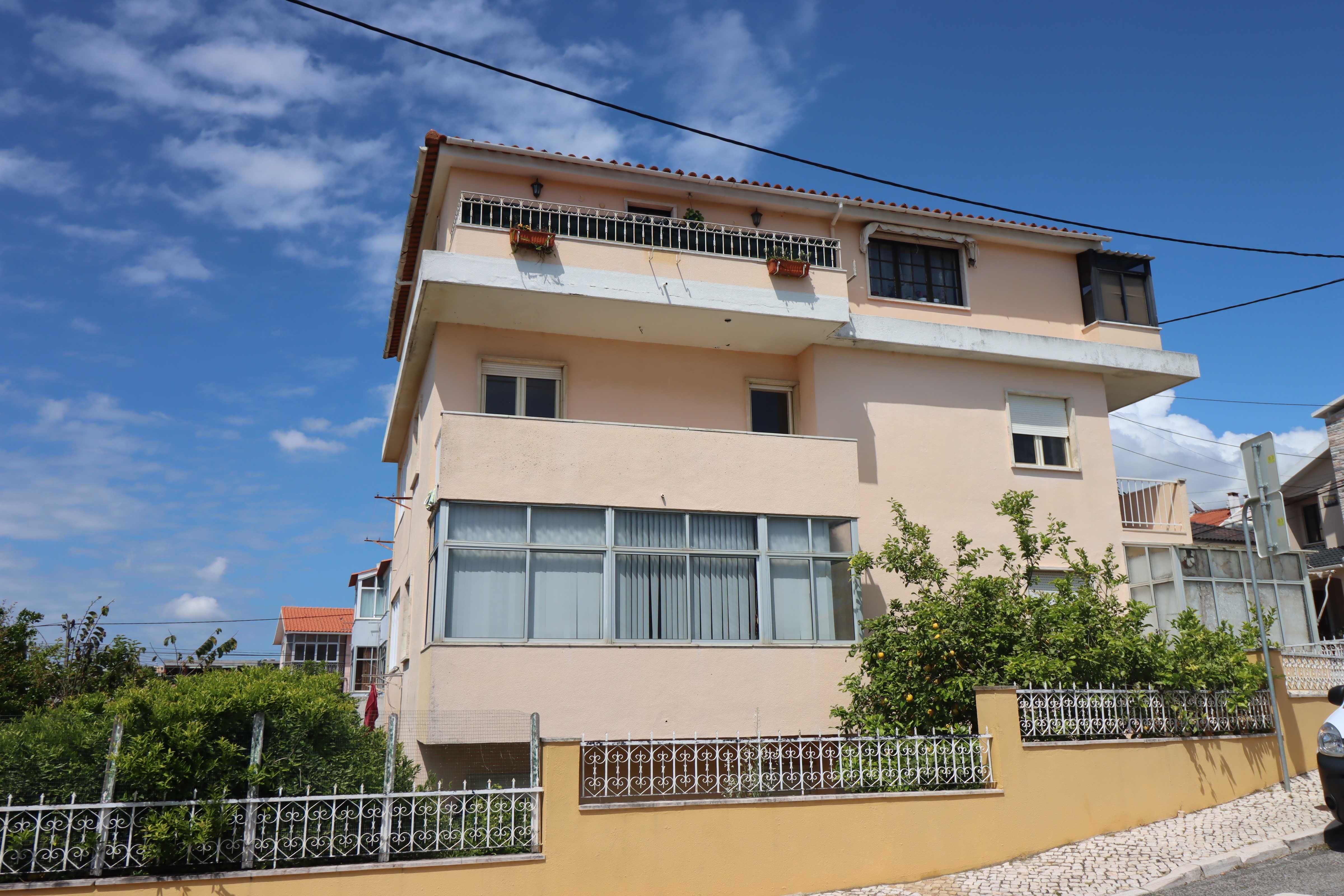 T3 renovado, sem móveis em Sassoeiros-Carcavelos