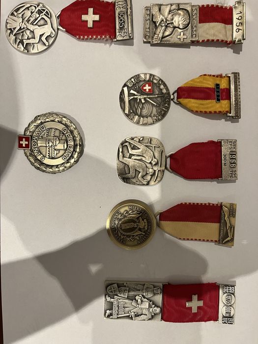 Значки на грудные вінтаж