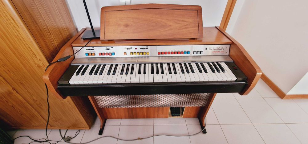 Vintage Órgão Elka Capri 101 Combo, 1976, fabricado em Itália.