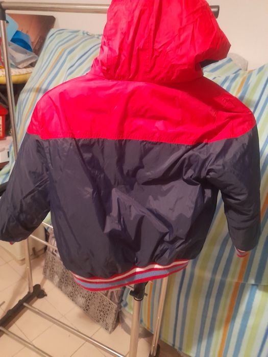 Kispo de menino com capuz.