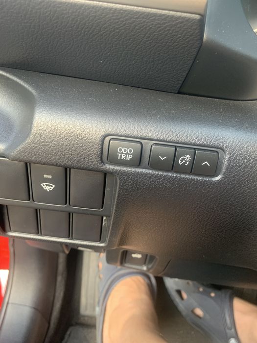 Lexus is 200t 2017 рік