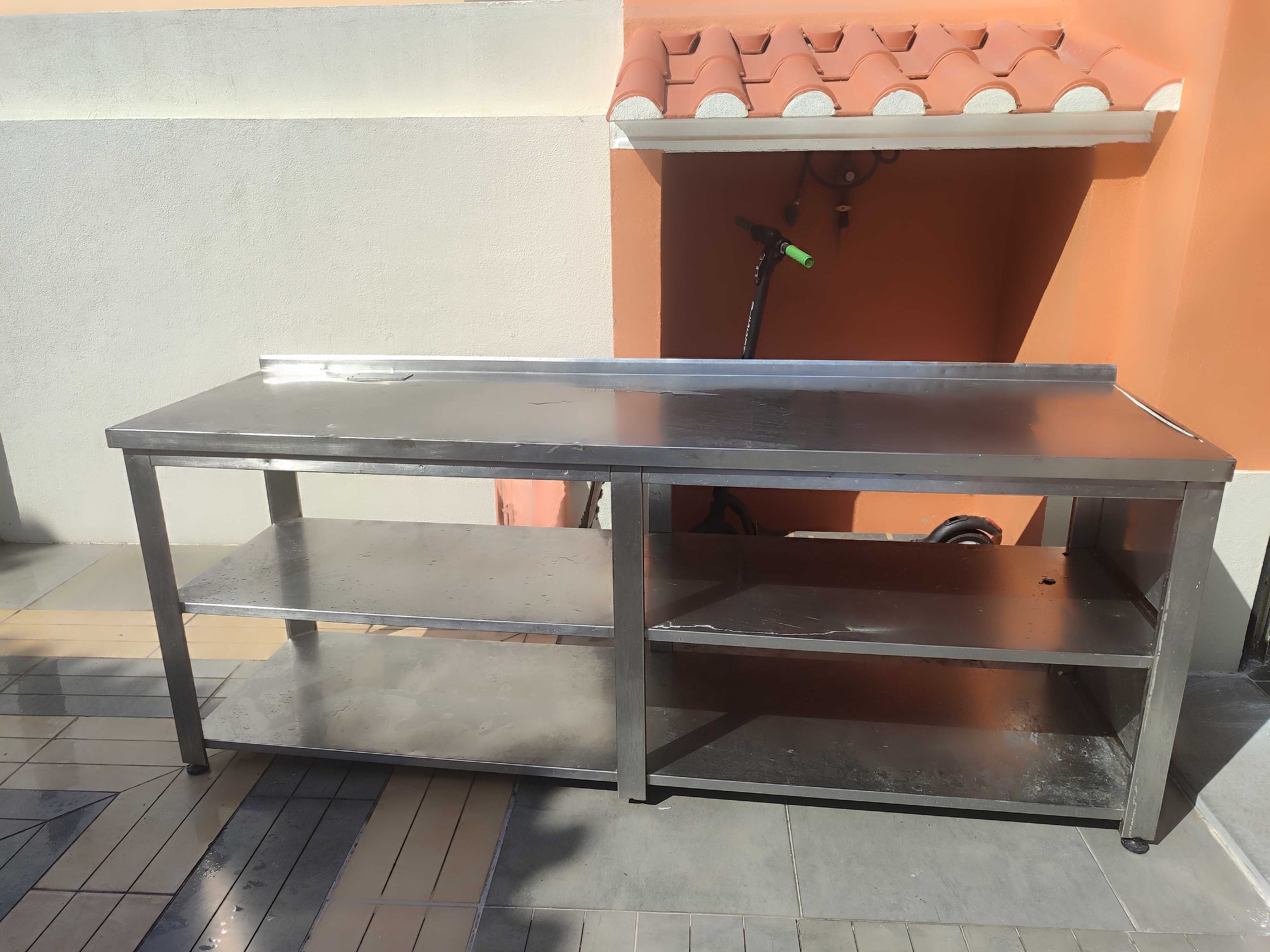Bancada de inox com prateleira intermédia