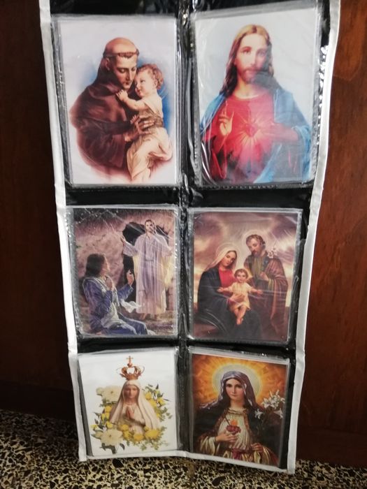 Posters e postais embalados.