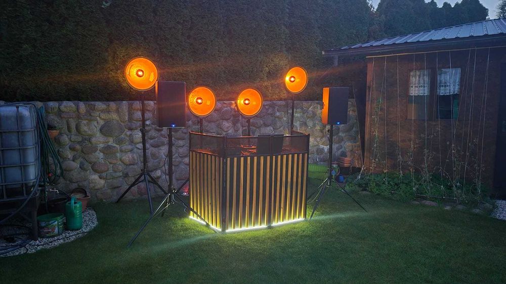 ZestawDJ mikser, kontroler, kolumny QSC, lampy retro, mikrofon, stółDJ