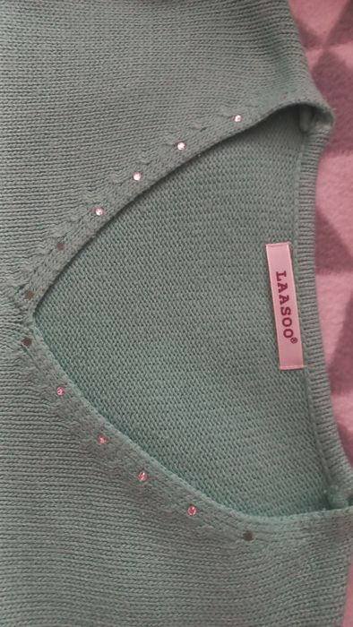 Sweter miętowy z dekoltem w serek