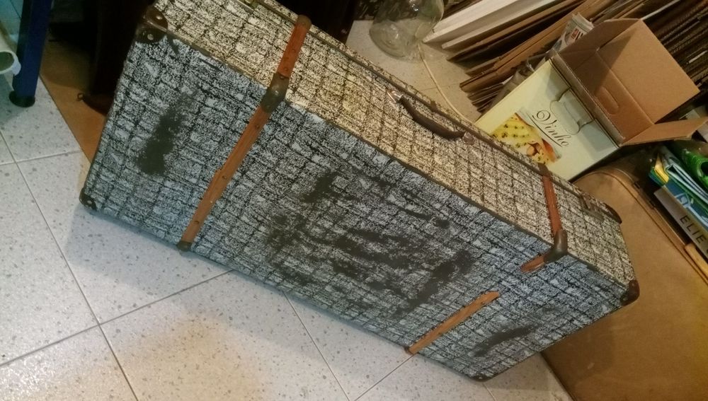 Grande malão antigo de viagem