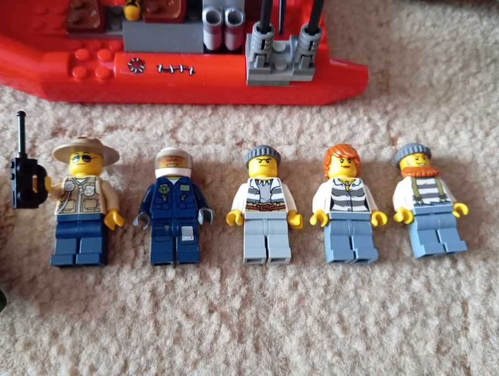 Lego city 60068 схованка злочинців на болоті