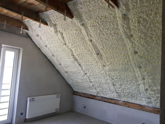 Ocieplenie poddasza, izolacja pianką, docieplenie piana, natrysk PUR