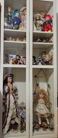 Vitrine com coleção de bonecas de porcelana