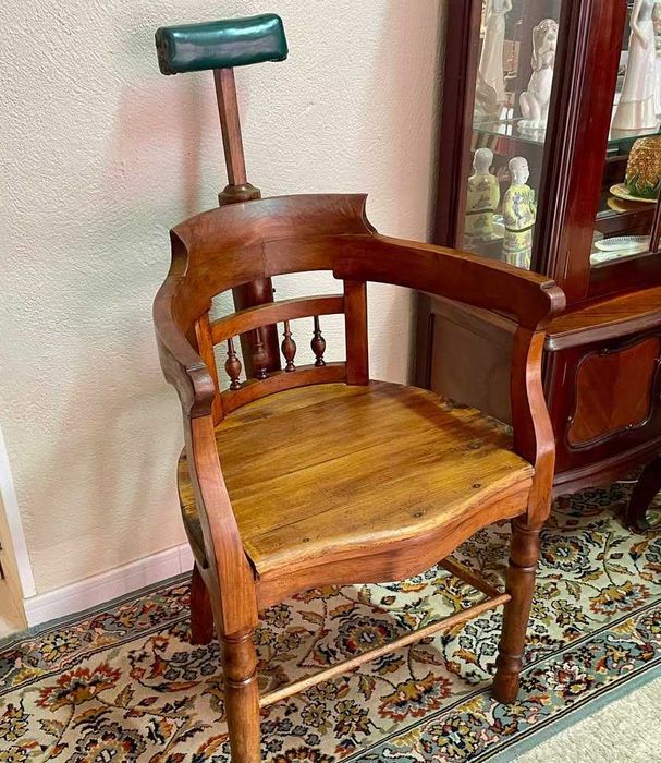 Cadeira de barbeiro antiga em madeira com suporte de cabeça original