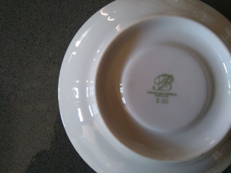 43 peças de chávenas e pires de café