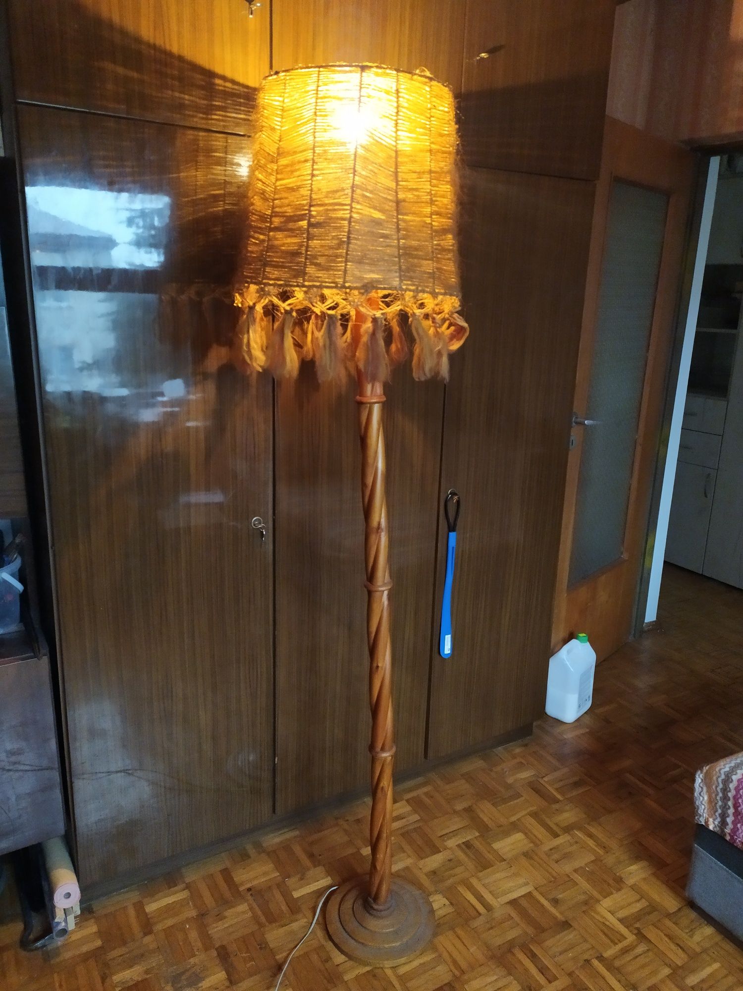 Lampa stojąca drewniana