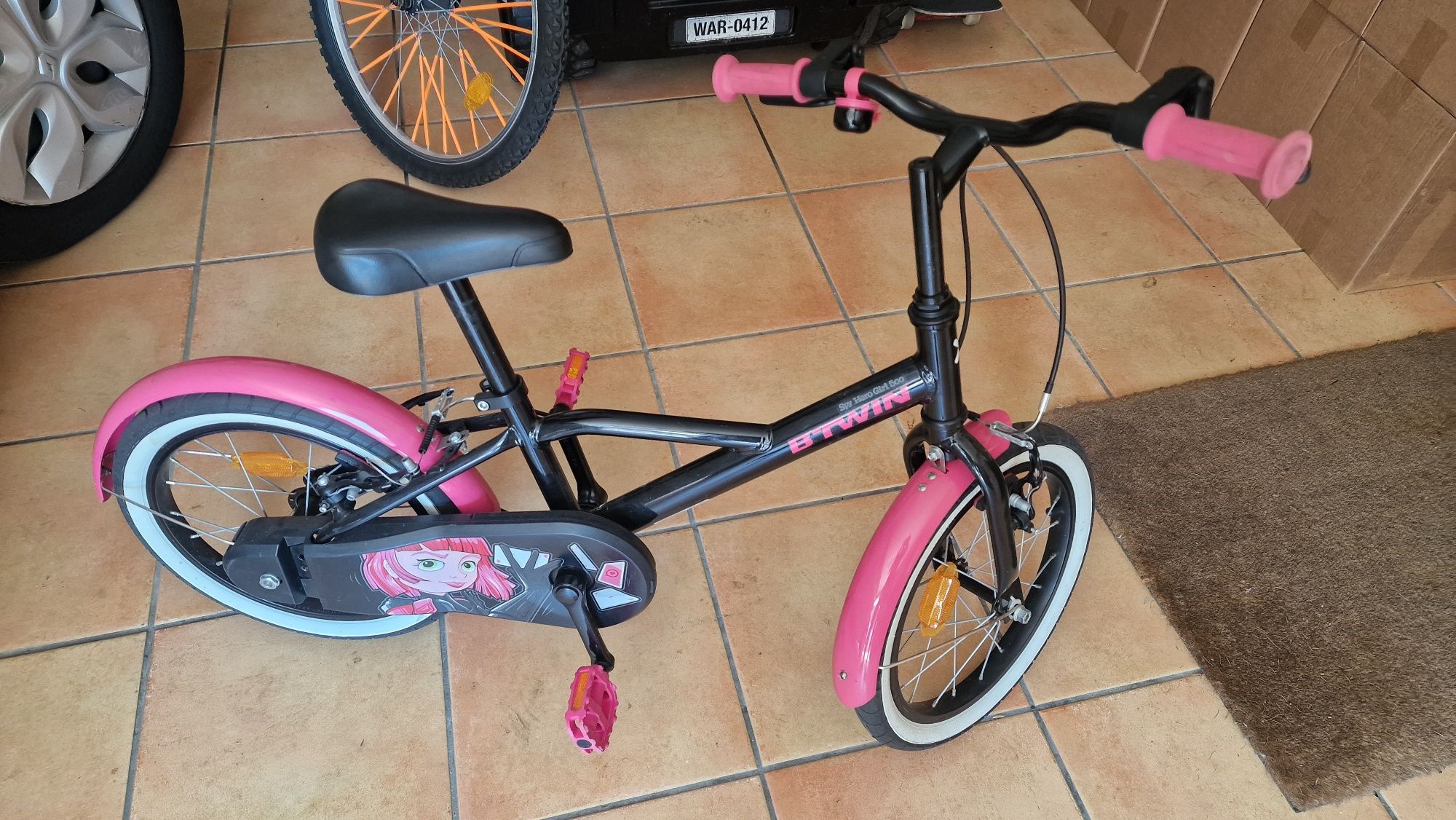 Bicicleta de menina e trotinete
