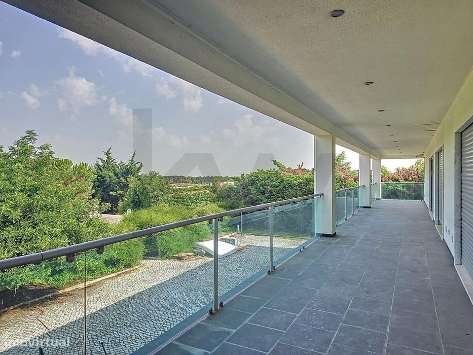 Venda ou permuta - Moradia T4 isolada com jardins e piscina em lote ve