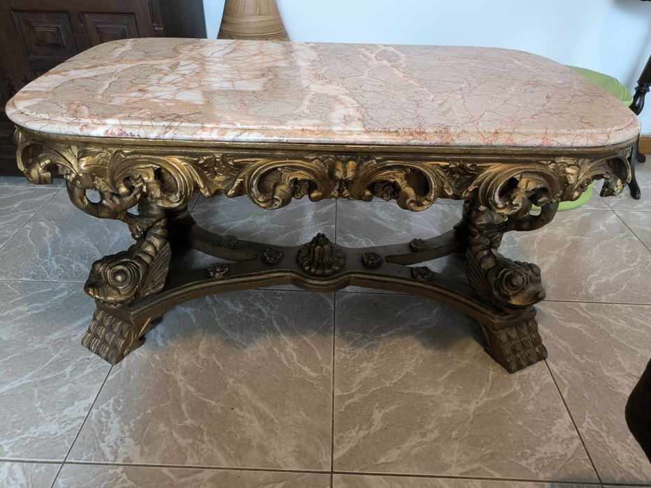 Mesa Coberta de Mármore