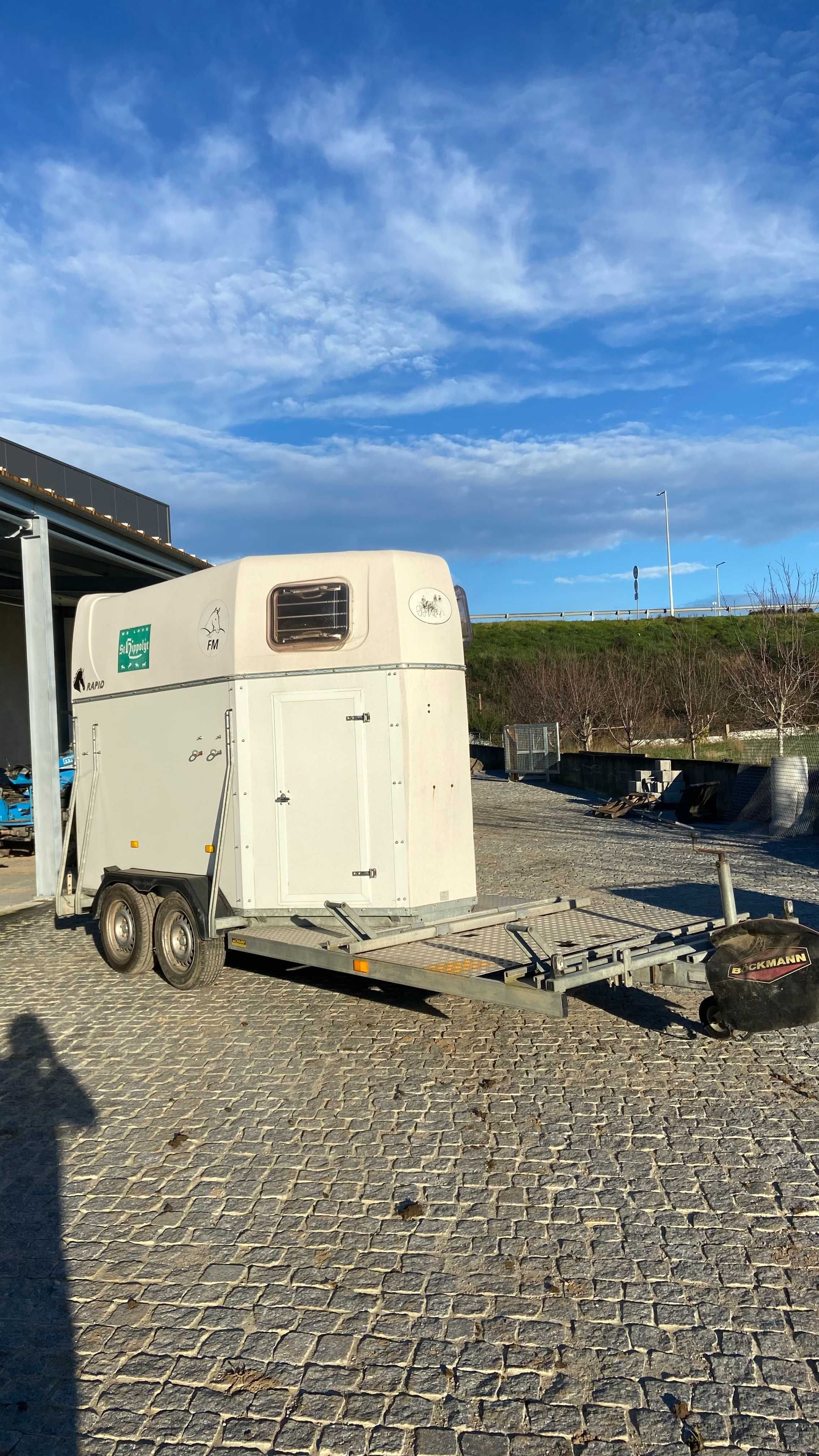 Reboque de cavalos com porta maratonas abervado no livrete