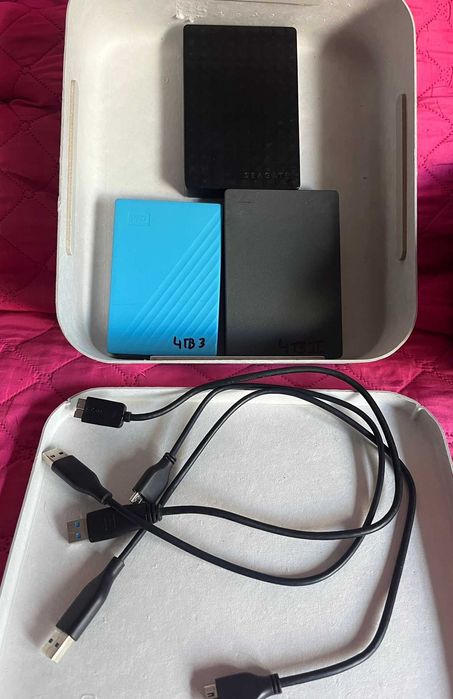 Três discos rígidos externos portáteis de 4TB cada