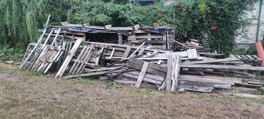 Deski i drewno ścinki po budowie