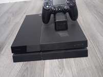 Playstation 4 z padem i stacją ładujacą
