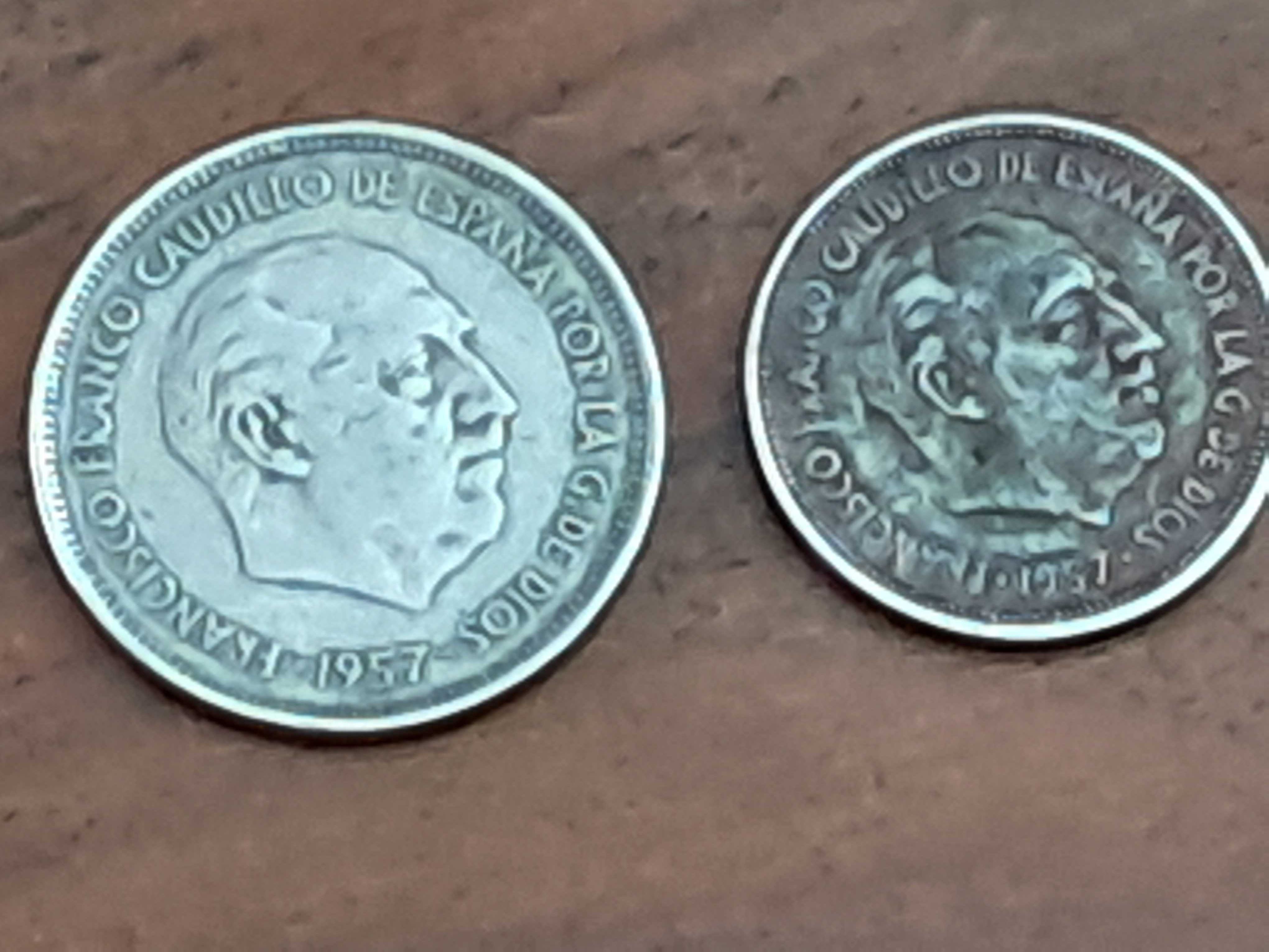 Moedas de 5 e 25 pesetas espanholas raras.