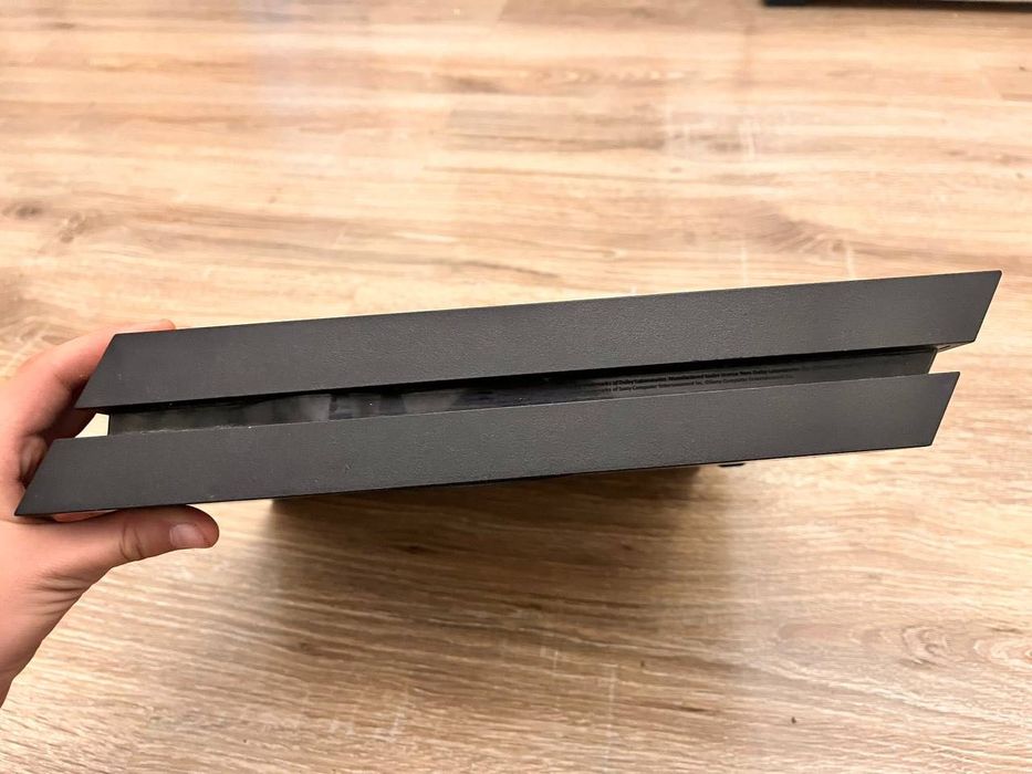 PS4 Slim 1TB — як нова, в комплекті 3 гри, тиха
